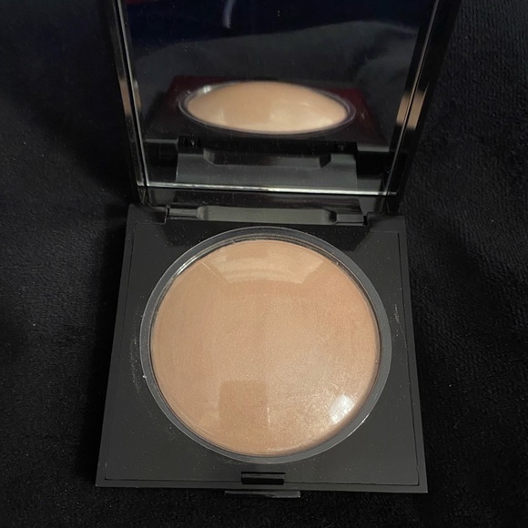 Laura Mercier Matte Radiance Baked Powder in 01 highlight - Picture 2 of 5